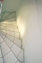 Mithilfe bei Fliesenarbeiten - Treppe