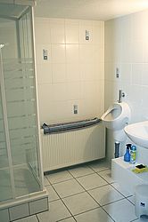 Mithilfe bei Fliesenarbeiten - Badezimmer