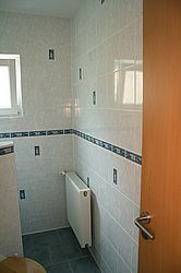 Mithilfe bei Fliesenarbeiten - WC